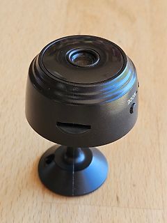 Schwarzer Bluetooth-Lautsprecher auf Holzuntergrund