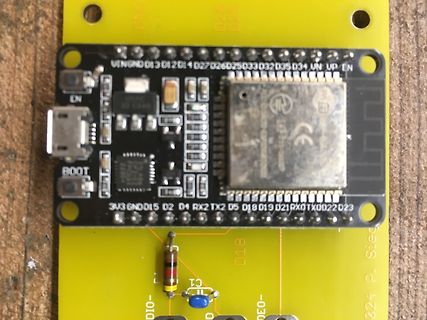 ESP8266 NodeMCU Mikrocontroller auf gelber Platine
