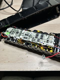 Geöffnetes elektronisches Gerät mit Leiterplatte und Kabeln
