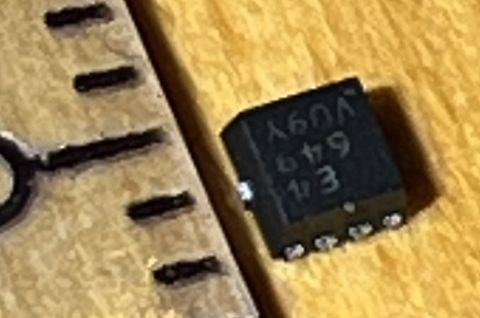 Elektronikbauteil auf Holzuntergrund