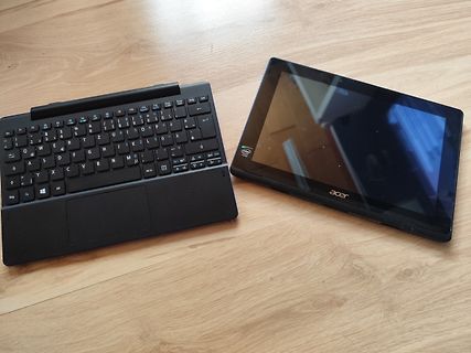 Acer Tablet und Tastatur auf Holztisch
