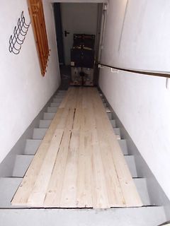 Holzplanken auf einer Treppe