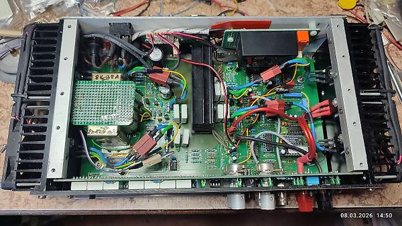 Innenansicht eines geöffneten elektronischen Geräts mit Leiterplatten