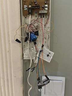 Unordentlicher elektronischer Aufbau mit Platine und Breadboard
