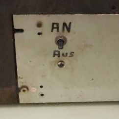Beschriftung auf einer Metallplatte