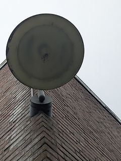 Satellitenschüssel an einer Hauswand