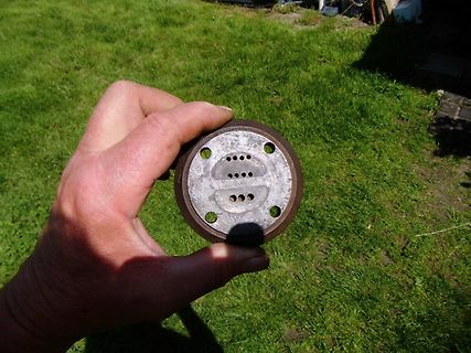 Metallisches Bauteil in der Hand