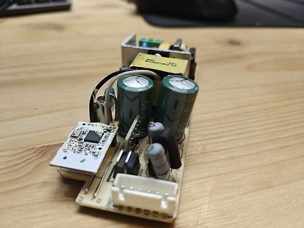 Leiterplatte mit Elektrolytkondensatoren und Modul