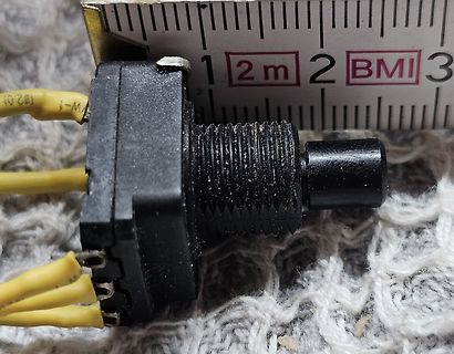 Potentiometer mit Lineal zur Größenbestimmung