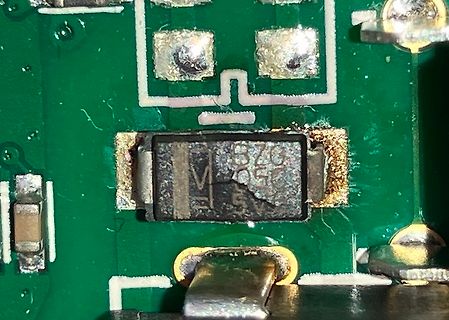 Nahaufnahme eines SMD-Bauteils auf einer Leiterplatte