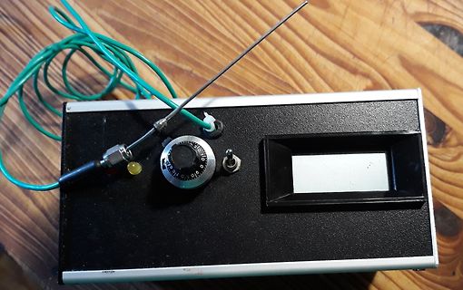 Elektronisches Messgerät mit Drehregler und Display