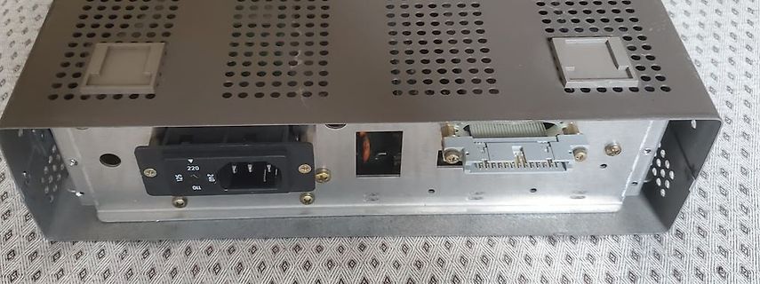 Rückseite eines Metallgehäuses mit Netzanschluss