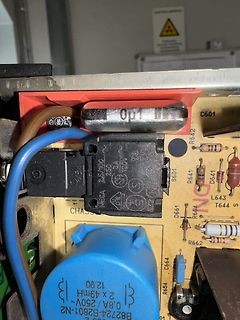 Nahaufnahme einer Leiterplatte mit elektronischen Bauteilen