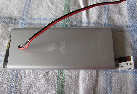 iPod Gehäuse mit angeschlossenen Kabeln
