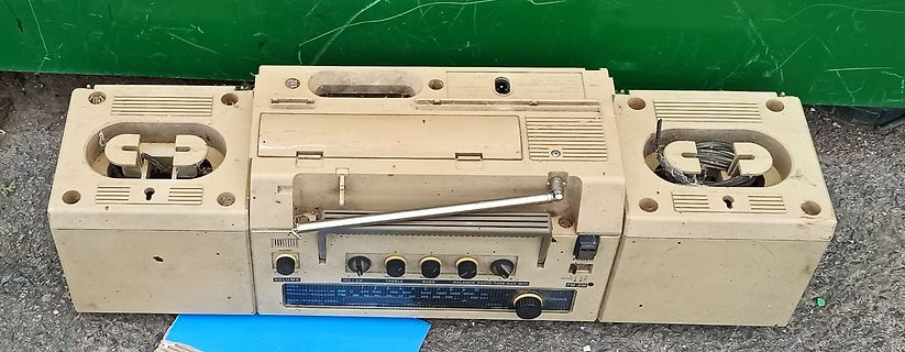 Altes tragbares Radio mit Lautsprechern