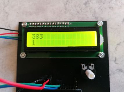 LCD-Display auf Lochrasterplatine mit Potentiometer
