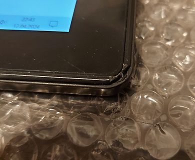 Smartphone mit beschädigtem Display auf Luftpolsterfolie