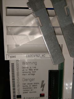 Warnaufkleber auf einem elektronischen Gerät