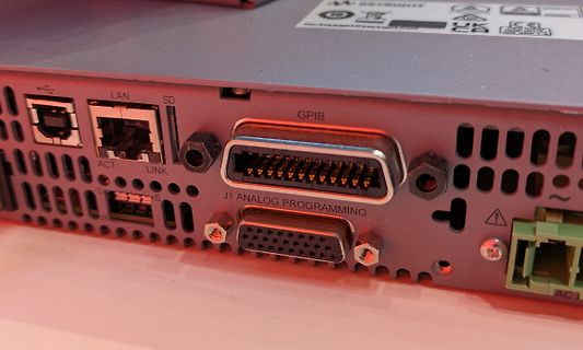 Rückseite eines Keysight Messgeräts mit Anschlüssen