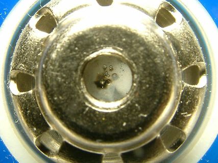Nahaufnahme eines metallischen Bauteils oder Steckers