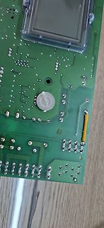 Nahaufnahme einer grünen Leiterplatte mit LCD-Display