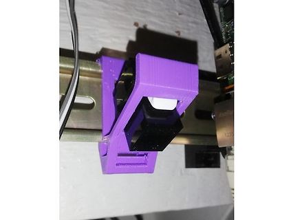3D-gedruckter violetter Halter an einer Schiene