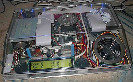 Elektronikaufbau in Acrylgehäuse mit Display und Lüftern