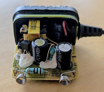 Innenansicht eines Netzteils mit Elektrolytkondensatoren