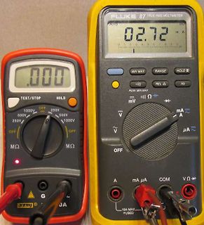 Zwei Multimeter mit unterschiedlichen Messwerten