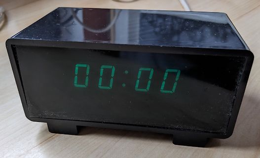 Digitaluhr mit grünem Display