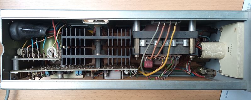 Innenansicht eines geöffneten Netzteils mit Kühlkörpern