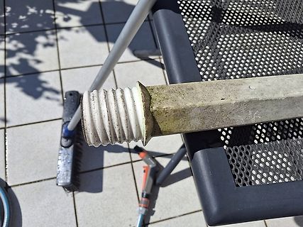 Metallstange auf Fliesenboden