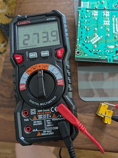 Digitalmultimeter und Leiterplatte auf Holztisch