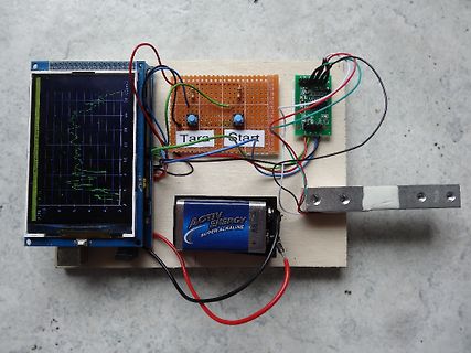 Elektronik-Aufbau mit Display, Batterien und Lochrasterplatinen
