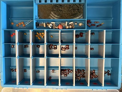 Sortiment an elektronischen Bauteilen in einer Kunststoffbox