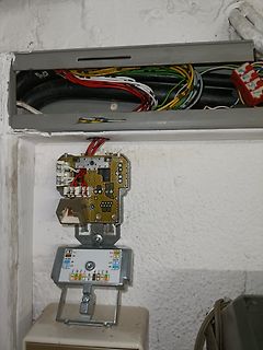 Stromzähler mit freiliegender Elektronik und Verkabelung