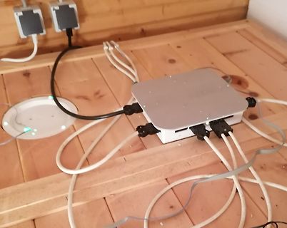 Elektronischer Aufbau mit Kabeln auf Holzuntergrund