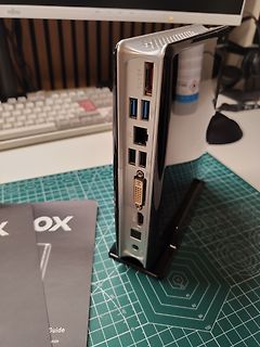Rückansicht eines Mini-PCs mit Anschlüssen
