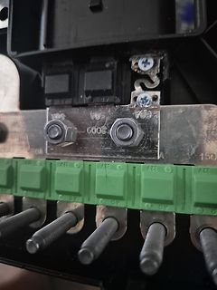 Nahaufnahme von elektrischen Anschlüssen und Klemmen