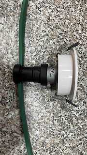 Stromstecker mit grünem Kabel