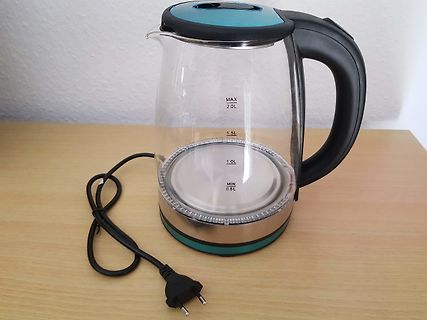 Glaswasserkocher auf Holztisch