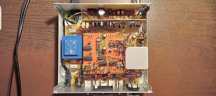 Innenansicht eines elektronischen Geräts mit Leiterplatten und Relais