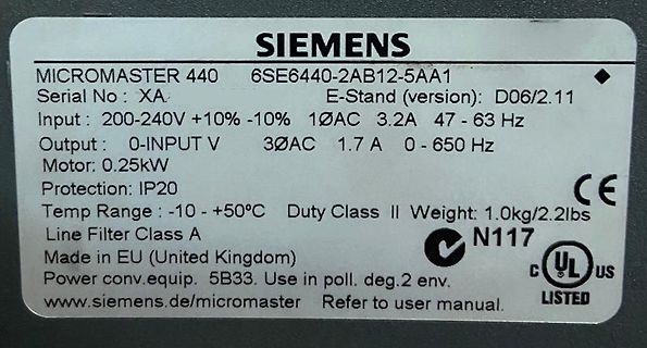 Typenschild eines Siemens Micromaster 440 Frequenzumrichters