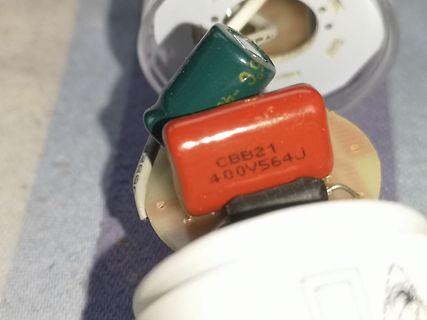 Nahaufnahme eines roten Kondensators auf einer Platine