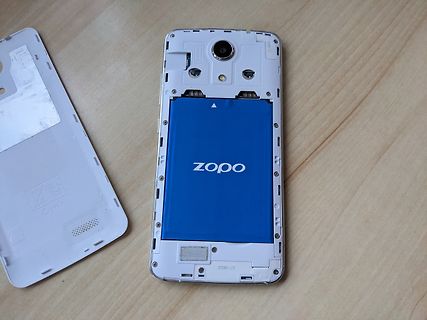 Geöffnetes Mobiltelefon mit blauem Akku
