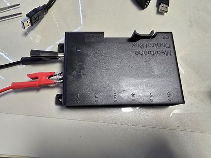 Membrane Control Box mit Kabelanschlüssen