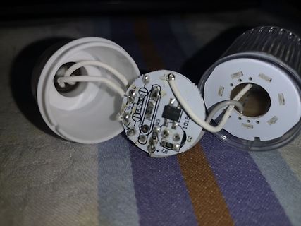 Zerlegte LED-Leuchte mit Leiterplatte und Gehäuseteilen