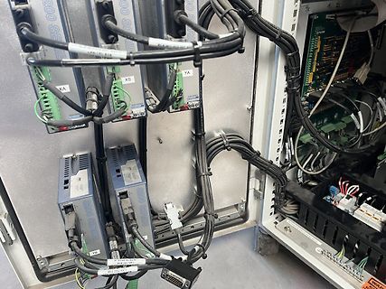 Elektrischer Schaltschrank mit Modulen und Verkabelung