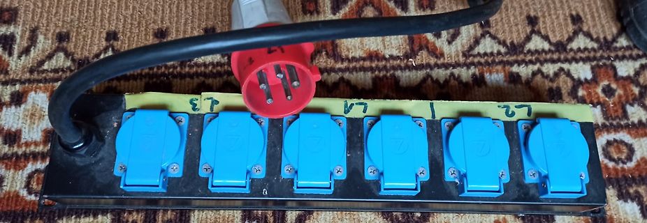 Steckdosenleiste mit angeschlossenem CEE-Stecker
