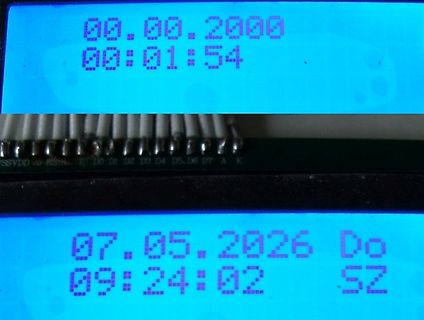 Abfotografierte LCD-Displays mit Datum und Uhrzeit